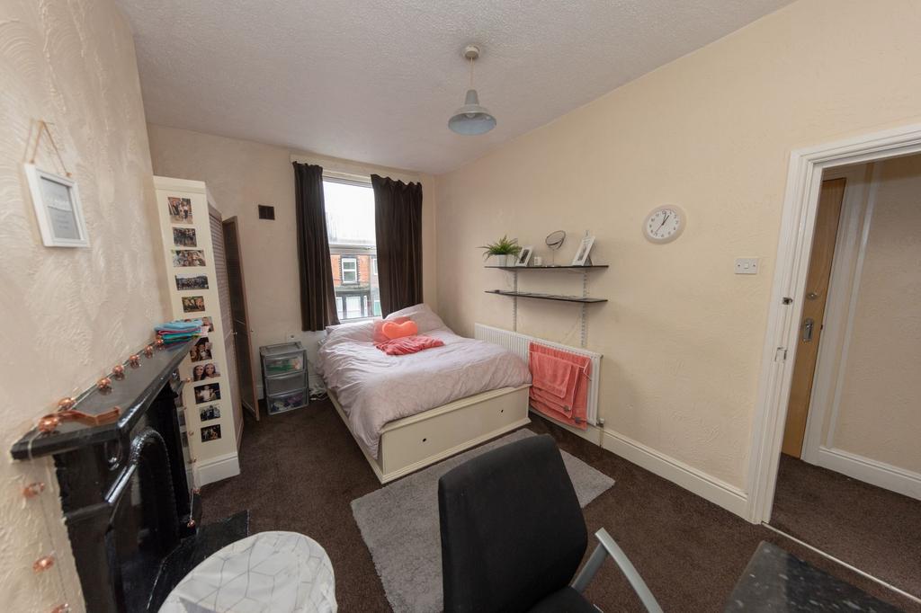 A cozy double bedroom featuring a comfortable b...