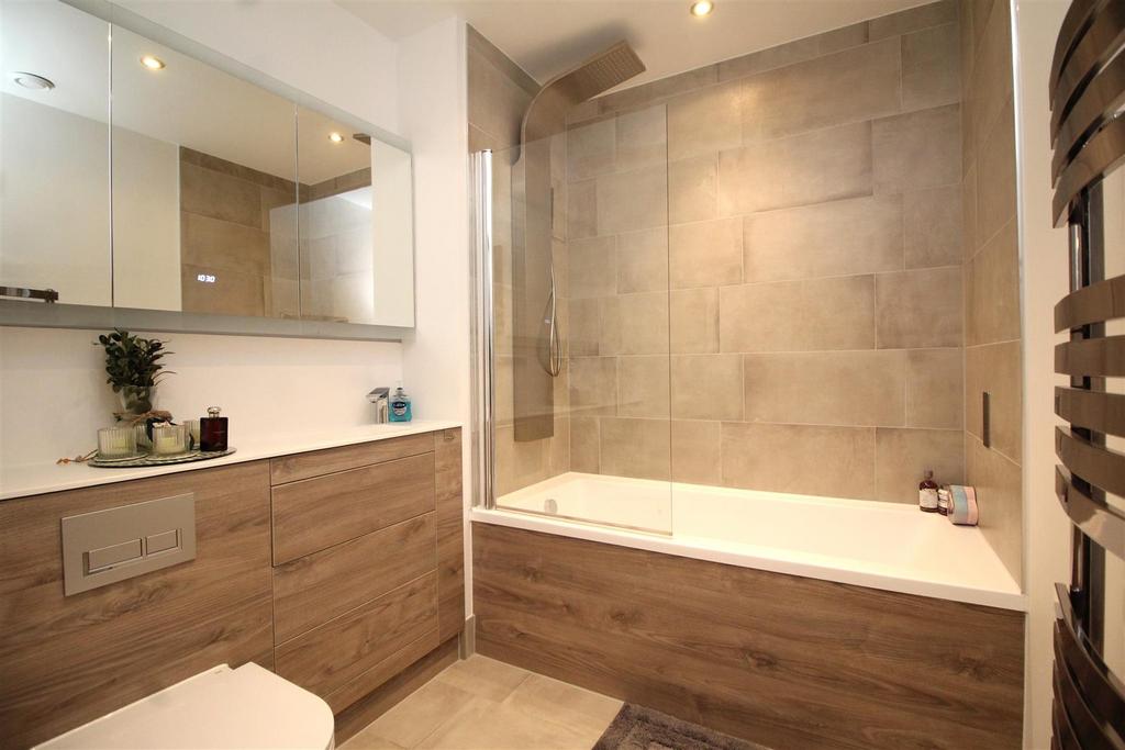 Bathroom 1 .JPG
