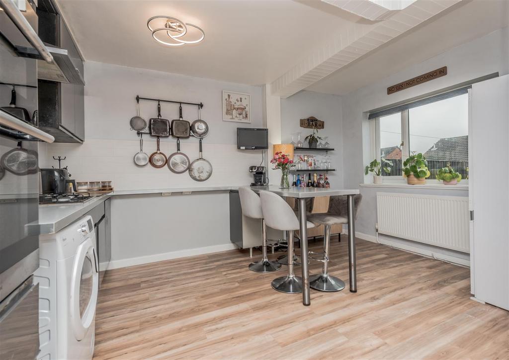 Fitted Breakfast Kitchen / Diner: