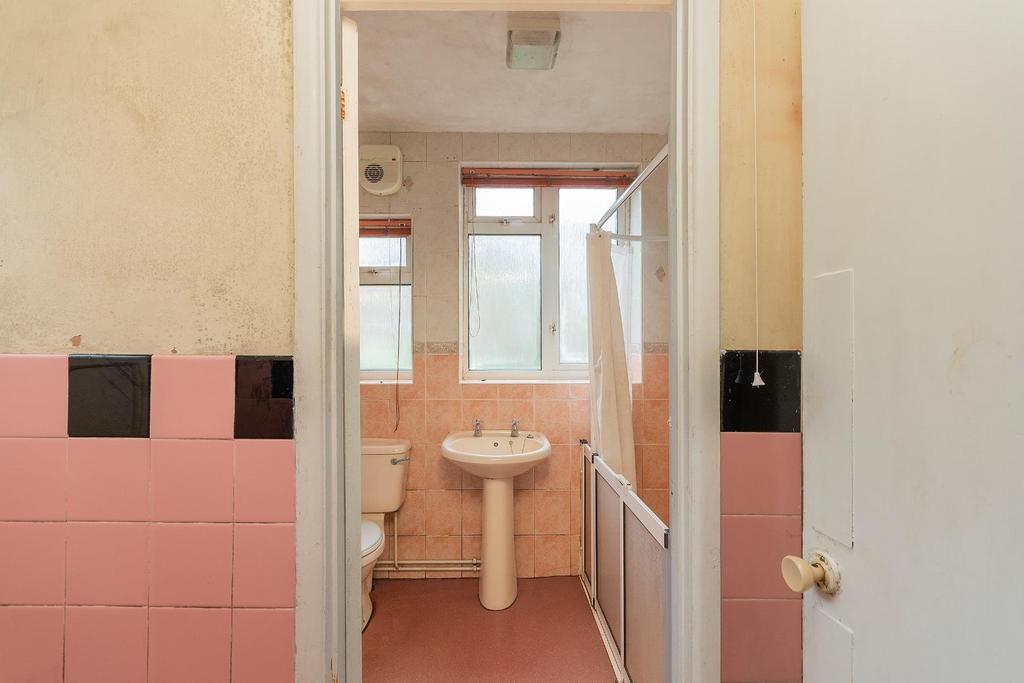 9 F3 RSG - Bathroom B.jpg