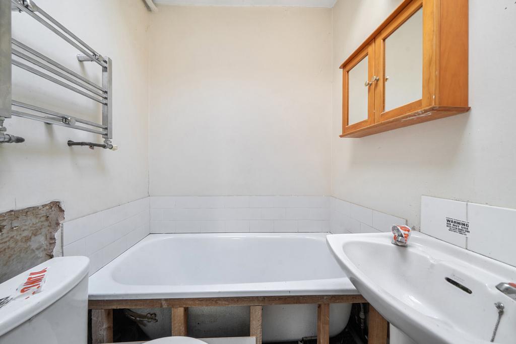 1404462-9-697a368...