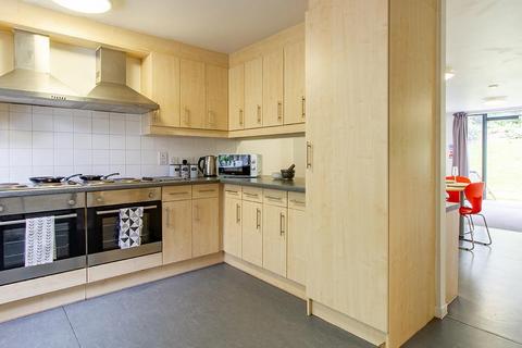 1 bedroom in a flat share to rent, De Walden Way, Bradford BD7