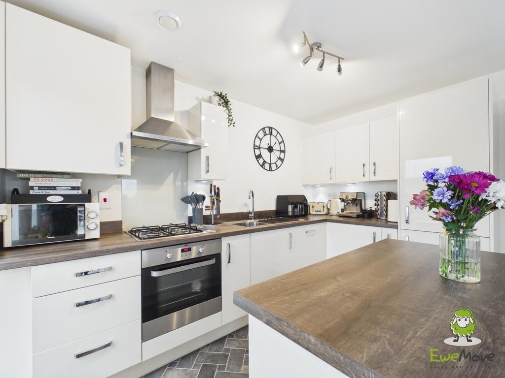 Ewe Move Estate Agents Basingstoke - 9 Lambert Cour