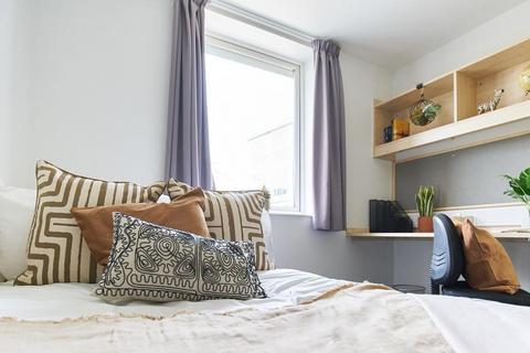1 bedroom in a flat share to rent, De Walden Way, Bradford BD7