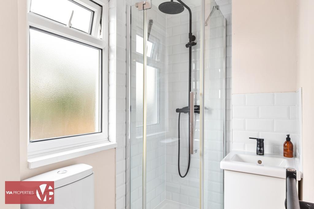 Top floor bedroom ensuite