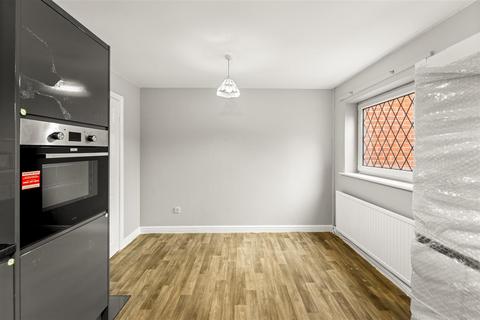 3 bedroom semi-detached house to rent, Christchurch Road, Sale