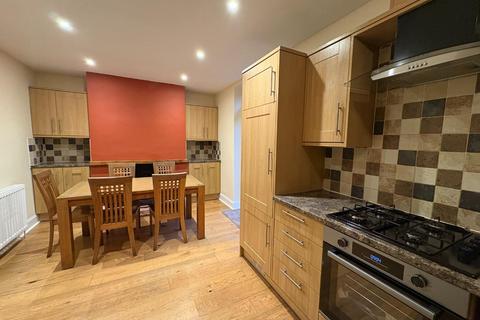 3 bedroom house to rent, Moor Hill Road, Huddersfield HD3