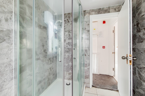 Studio to rent, St. Leonards Gardens, Hounslow, TW5