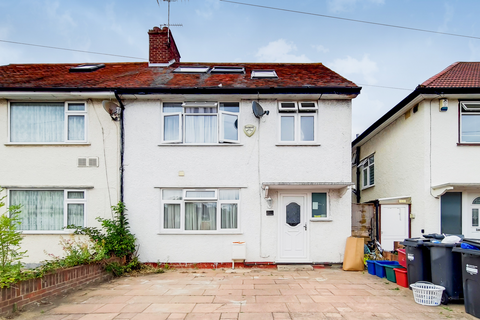 Studio to rent, St. Leonards Gardens, Hounslow, TW5