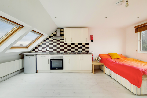 Studio to rent, St. Leonards Gardens, Hounslow, TW5
