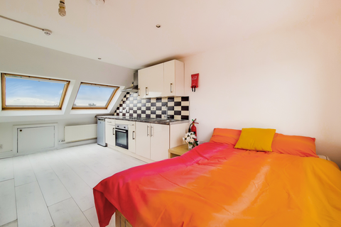 Studio to rent, St. Leonards Gardens, Hounslow, TW5