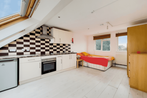 Studio to rent, St. Leonards Gardens, Hounslow, TW5