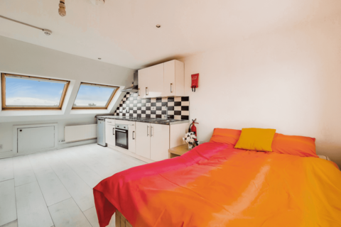 Studio to rent, St. Leonards Gardens, Hounslow, TW5