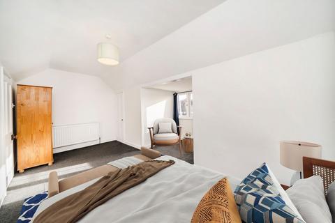 2 bedroom flat for sale, Barcombe Avenue, London SW2
