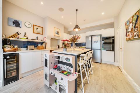 4 bedroom terraced house for sale, Culverden Road, London SW12