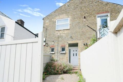 2 bedroom apartment to rent, Broadway, Leigh-on-Sea, Essex, SS9