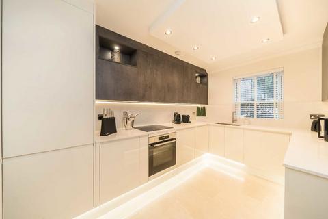 4 bedroom flat to rent, Orville Road, London SW11