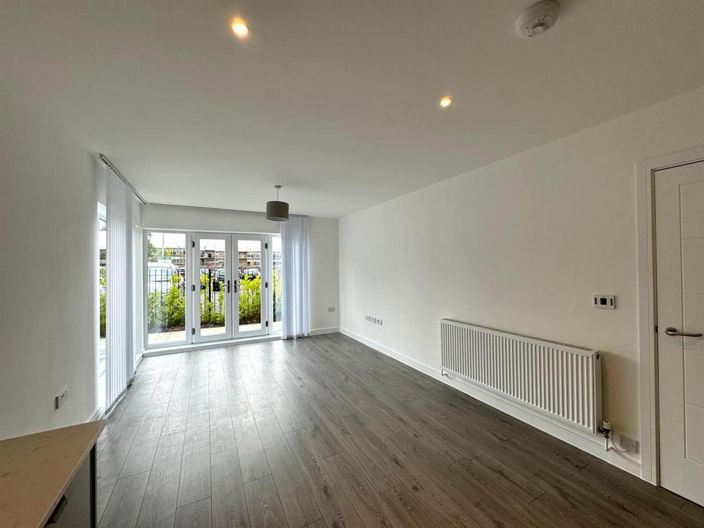 Living room pic 5.jpg