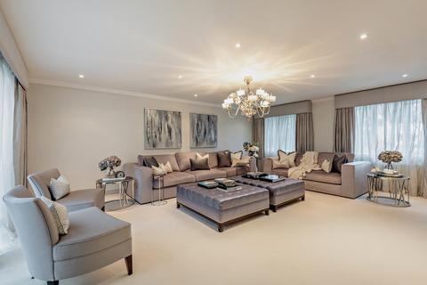 4 bedroom detached house for sale, Meadow Way, Farnborough Park