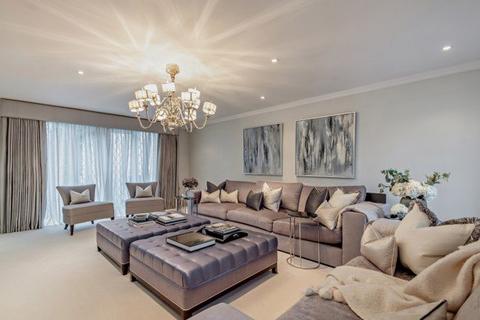 4 bedroom detached house for sale, Meadow Way, Farnborough Park