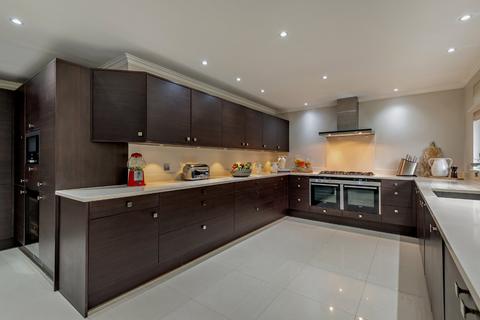 4 bedroom detached house for sale, Meadow Way, Farnborough Park