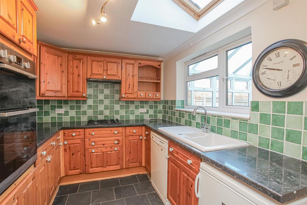 6 Kitchen.jpg