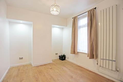 4 bedroom terraced house to rent, Denny Gardens, Dagenham, RM9