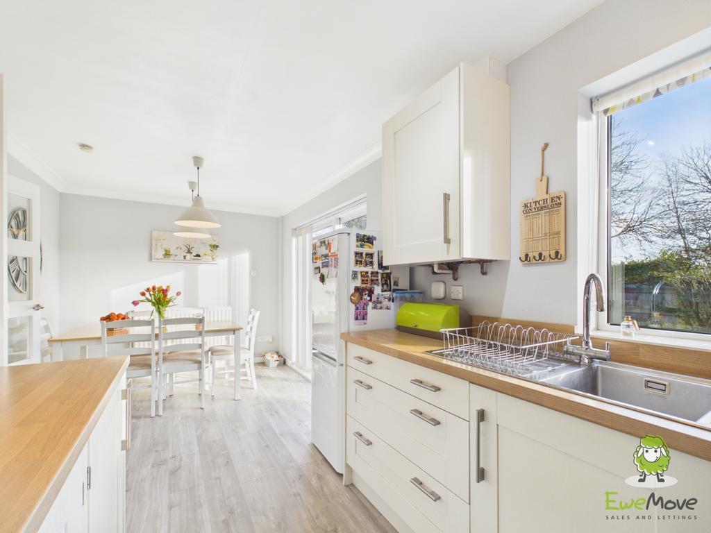 Ewe Move Estate Agents Basingstoke - Teal Crescent