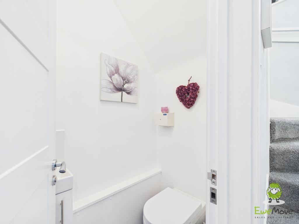 Ewe Move Estate Agents Basingstoke - Teal Crescent