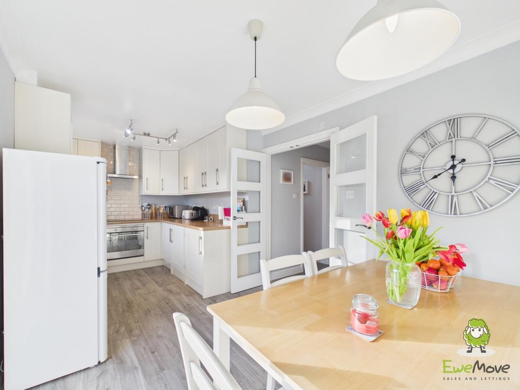 Ewe Move Estate Agents Basingstoke - Teal Crescent
