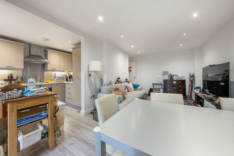 2 bedroom apartment to rent, Cottonham Close, London N12