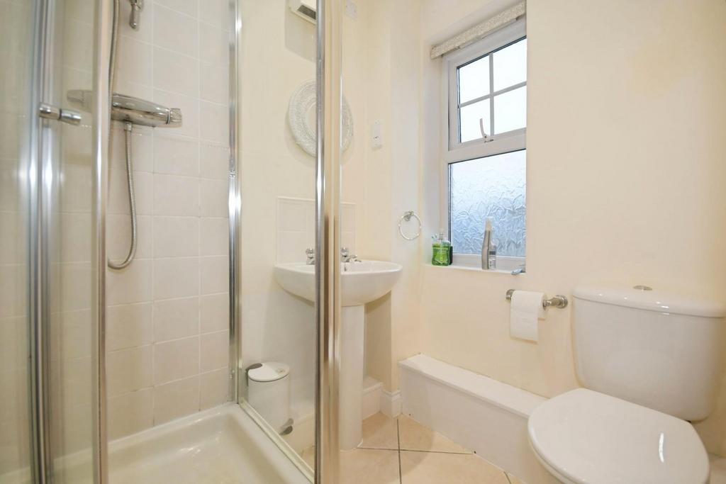 BED 1 ENSUITE.jpg
