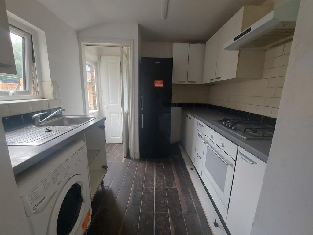 2 bed ground floor maisonette to rent Melbourne R