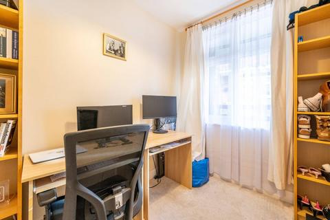 2 bedroom flat for sale, Fairlop Court, Leytonstone, London, E11