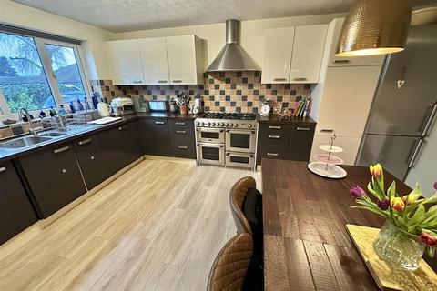 4 bedroom detached house for sale, Manor Drive, Mirfield