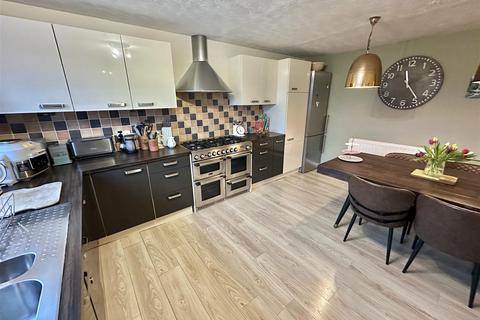 4 bedroom detached house for sale, Manor Drive, Mirfield