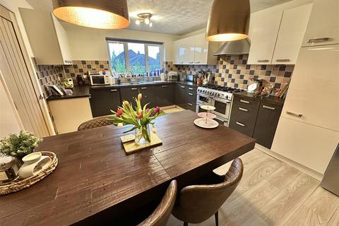 4 bedroom detached house for sale, Manor Drive, Mirfield