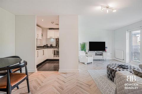 2 bedroom apartment for sale, Shingly Place, London, E4