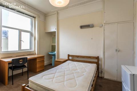 1 bedroom in a house share to rent, Bedford Square, Brighton