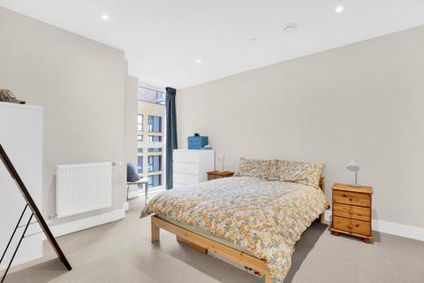1 bedroom flat for sale, Greyhound Parade, London