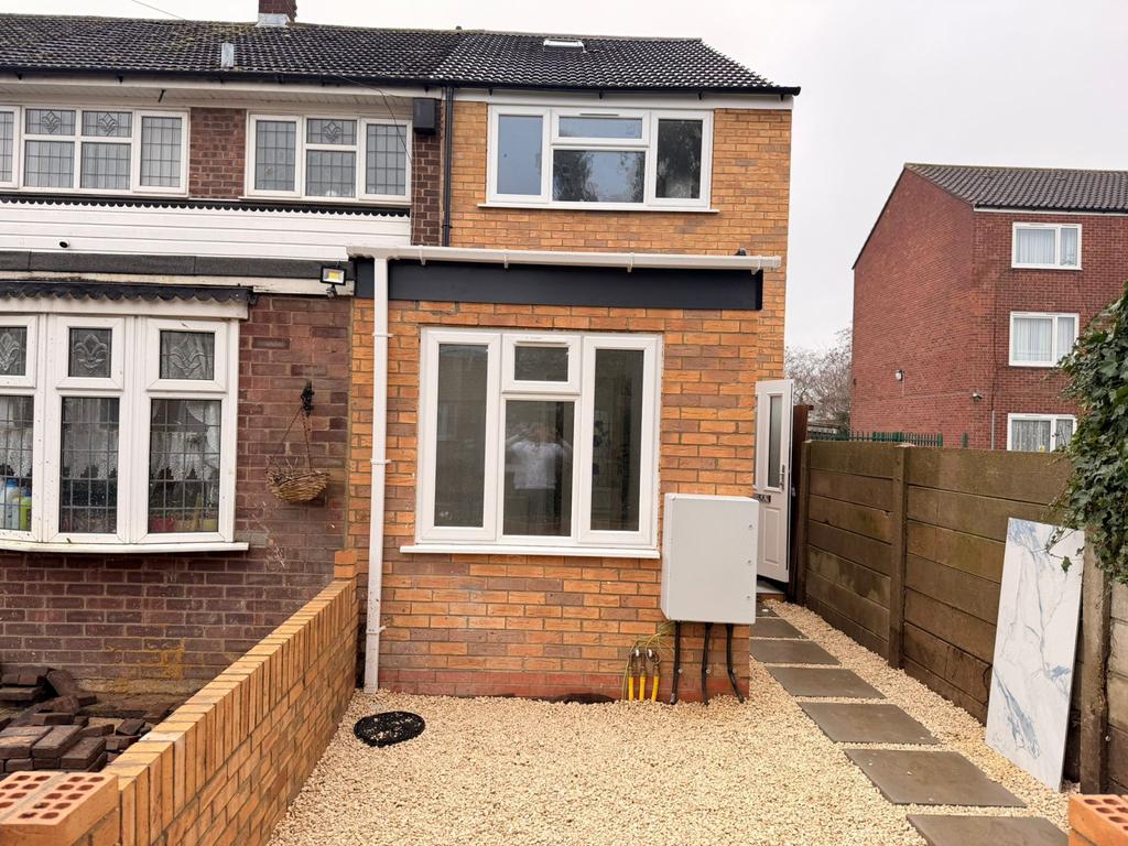 2 bed flat to rent Hollidge Way, Dagenham RM10