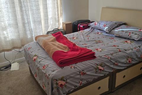 undefined, Park Avenue, Southall, UB1