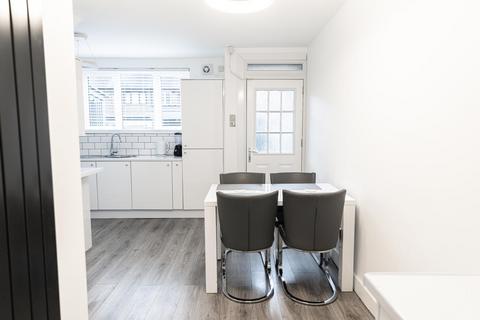 3 bedroom terraced house for sale, Constable Walk, Denton