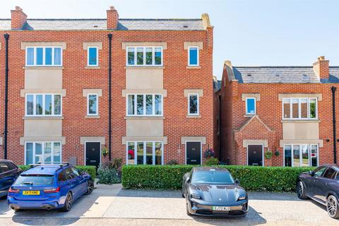 4 bedroom end of terrace house for sale, Danbury Palace Drive, Chelmsford CM3