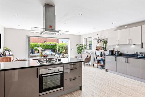4 bedroom end of terrace house for sale, Danbury Palace Drive, Chelmsford CM3