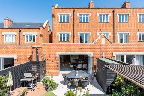 4 bedroom end of terrace house for sale, Danbury Palace Drive, Chelmsford CM3