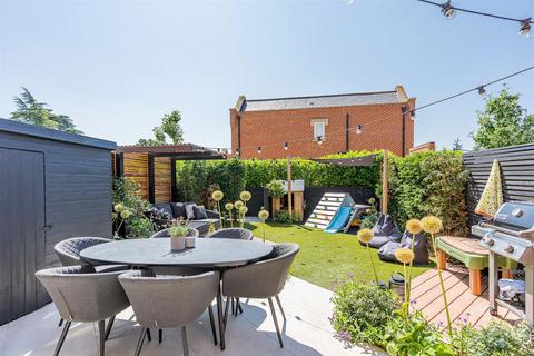 4 bedroom end of terrace house for sale, Danbury Palace Drive, Chelmsford CM3