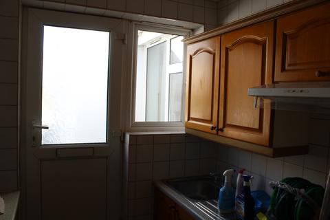 2 bedroom flat to rent, Ringwood Road, Poole BH14