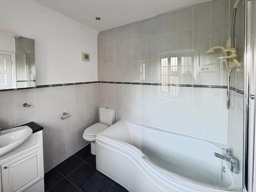 Fc34a7ea-Bathroom.jpg