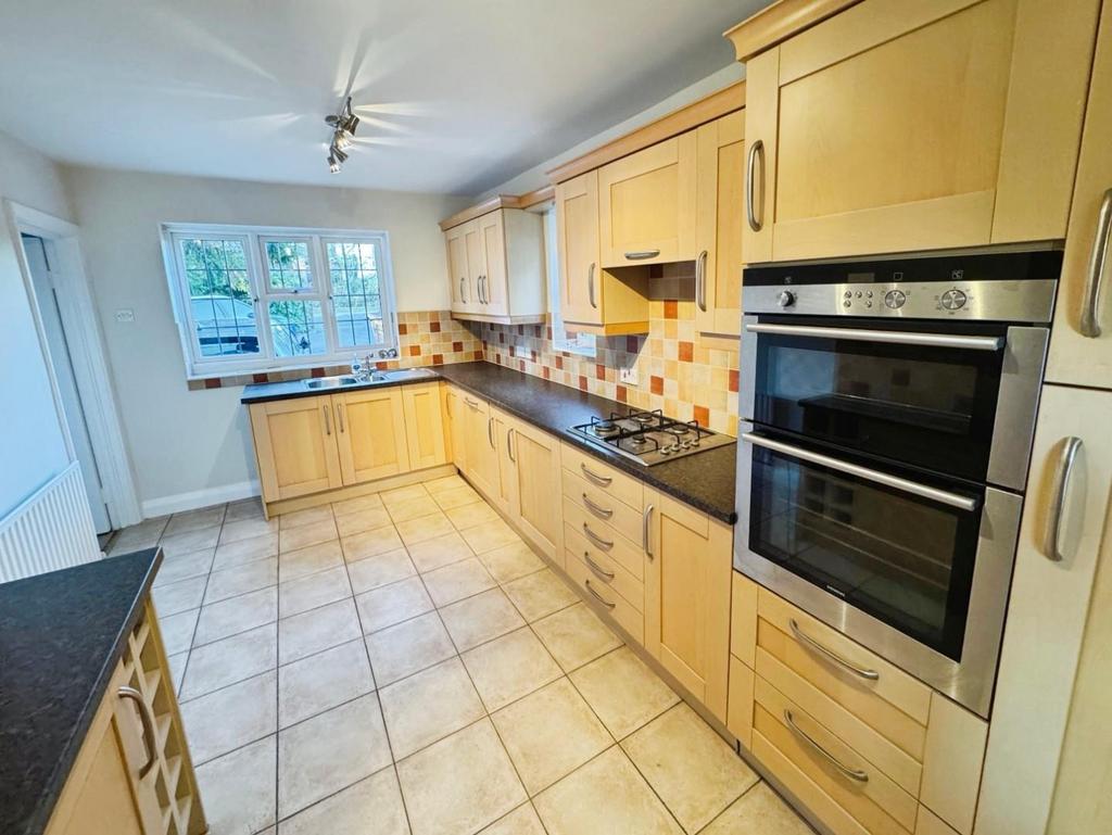 Kitchen a.jpg